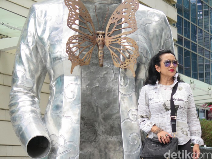 Patung 'Armor for Change' karya Sri Astari di depan Fullerton Bay Hotel