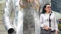 Ini patung kebaya raksasa yang diciptakan Sri Astari Rasjid dan dipajang di area Marina Bay Sands dalam ajang Singapore Art Week 2016. Foto: Tia Agnes