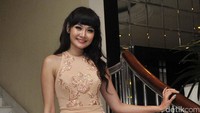 Alena Wu terlihat cantik dibalut dress mini pastel diapadu peep toe heels. Pool/Noel/detikFoto.