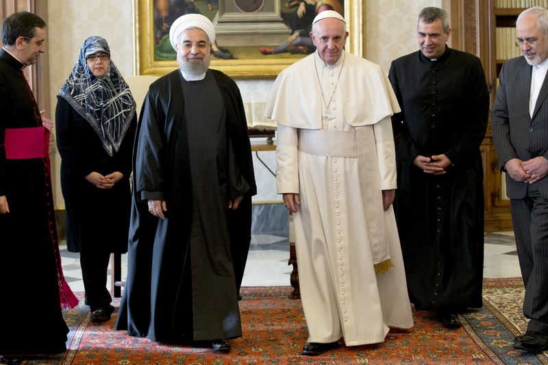 Iran President Hassan Rouhani (L) walks with Pope Francis at the Vatican January 26, 2016.  REUTERS/Andrew Medichini/Pool