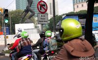 Rambu Larangan Motor Melintas yang pernah terpasang di Jalan Sudirman