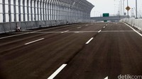 Suasana tol akses Pelabuhan Tanjung Priok yang masih dalam tahap pengerjaan, Rabu (27/1/2016).