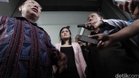 Jessica keluar dari Komnas HAM, Jl Latuharhary, Menteng, Jakarta Pusat, sekitar pukul 15.05 WIB, Rabu (27/1/2016). Dia didampingi pengacara Yudi Wibowo dan Andi Joesoef.