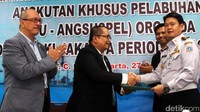 Ketua Unit Angsuspel Organda DKI Jakarta terpilih Hally Hanfiah menyerahkan dokumen pengesahan kepada Kadishub DKI Jakarta Andriansyah. Ist/Organda DKI.