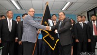 Ketua Organda DKI Jakarta Safruhan Sinungan menyerahkan bendera Pataka kepada Ketua Unit Angsuspel Organda Provinsi DKI Jakarta Hally Hanafiah. Ist/Organda DKI.