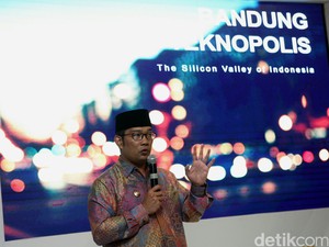 Ridwan Kamil:  Bertahan di Bandung, Pilgub DKI, Jabar atau Arsitek