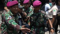 Selain anak-anak, terdapat juga lansia yang sakit.