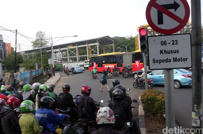 Rambu sepeda motor dilarang belok ke kanan terpasang di Bundaran Senayan,  Jakarta Pusat, Rabu (27/1/2016). Pemprov DKI Jakarta bekerja sama dengan kepolisian akan meperlakukan larangan sepeda motor melintasi Jalan  Sudirman Lamhot Aritonang/detikcom.
