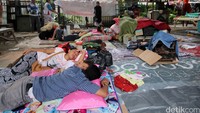 Ratusan warga Kampung Bandan mengungsi di kolong jembatan kawasang Mangga 2, Jakarta, Rabu (27/01/2016).