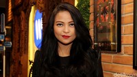 Bibirnya dipoles lipstik merah. Pool/Ismail/detikFoto.