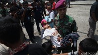 Anak yang lainnya tampak digendong.