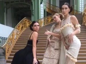 Kendall Jenner, Bella dan Gigi Hadid Twerking di Show Chanel Haute Couture