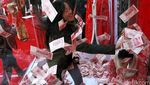 Bagi-bagi Uang di China Sambut Tahun Baru Imlek