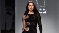 Ia memperagakan busana berwarna hitam semi menerawang dengan belahan kaki tinggi sepaha. Pascal Le Segretain/Getty Images/detikFoto.