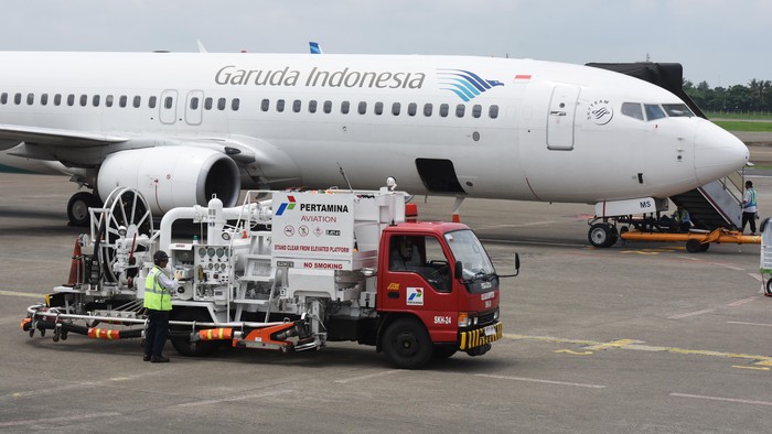 Petugas melakukan pengisian avtur ke sebuah pesawat udara di Bandara Soekarno Hatta, Tangerang, Banten, Selasa (26/1). Pertamina menyatakan stok avtur untuk melayani kebutuhan penerbangan di Indonesia sangat aman dengan rata-rata stok ketahanan berada diatas 24 hari. ANTARA FOTO/Akbar Nugroho Gumay/kye/16