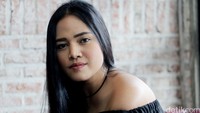 Neonomora adalah alter ego dari Ratih Suryahutamy.
