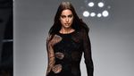 Irina Shayk Pamer Kaki Jenjang di Paris Fashion Week