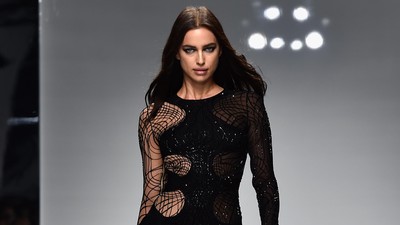 Irina Shayk Pamer Kaki Jenjang di Paris Fashion Week