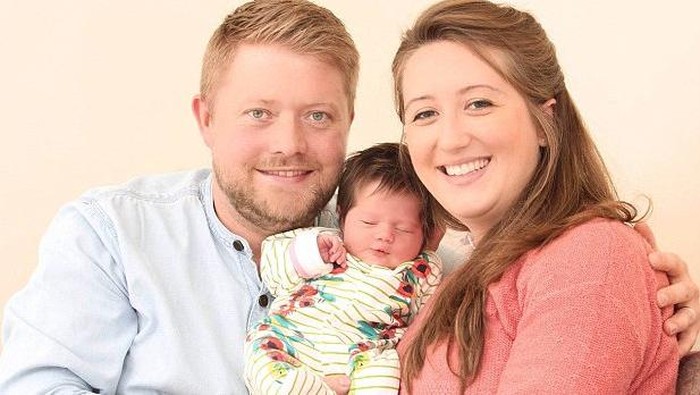 Kisah Unik si Kembar, Anak Mereka Lahir di Hari yang Sama