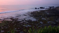Dari restoran Surya Mandala, traveler juga bisa menikmati sunset sambil dinner romantis. Apalagi jika datang bersama pasangan (Randy/detikTravel)