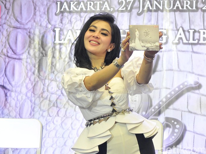 Syahrini Syahrini meluncurkan album terbaru berjudul Princess Syahrini di CFC, Cinere Bellevue Mall, Cinere, Rabu (27/1/2016).