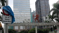 Menjelang pemberlakuan larangan penggunaan sepeda motor di jalan Jenderal Sudirman-Bundaran Hotel Indonesia-MH Thamrin-Medan Merdeka Barat sudah dipasang sejumlah rambu-rambu. Pool/Lamhot Aritonang/detikcom. 