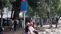 Rambu sepeda motor dilarang belok kanan ke jalan Sudirman terpasang di Bundaran Patung Senayan, Jakarta Pusat, Rabu (27/01/2016). Pool/Lamhot Aritonang/detikcom.