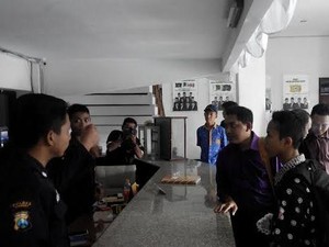 Tangan Dimasukkan ke Minyak Goreng Mendidih, Pelajar Sumenep ini Wadul ke Dewan