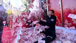 Bagi-bagi Uang di China Sambut Tahun Baru Imlek