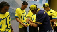The Doctor juga memberikan tanda tangan pada beragam atribut berwarna kuning yang dibawa.
