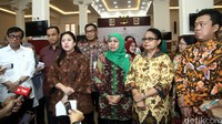 Hadir dalam rapat tersebut, Menkumham Yasonna Laoly, Menteri PPPA Yohana Yembise, Mendikbud Anies Baswedan dan Menteri Sosial Khofifah Indar Parawansa.