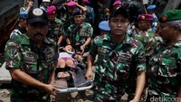 Seorang anak terpaksa ditandu karena sakit.