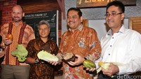 (Kiri ke kanan) USAID Environmental Office Director Jhon Hansen, Vice President Conservation International Indonesia Ketut Putra, Ketua Komite II DPD RI Parlindungan Purba, dan Staf Ahli Menteri Bid. Ekonomi dan SDA Kementerian Lingkungan Hidup Agus Jusnianto menunjukkan sayur-sayuran pada pembukaan Program Kemitraan Bentang Alam Berkelanjutan. Lamhot Aritonang/detikFoto.