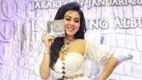 Syahrini akhirnya merilis album baru. Ia pun terlihat sangat centil di acara perilisan tersebut. Pool/Noel/detikFoto.