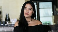 Tinggal di banyak negara, terutama Australia, membuat perempuan kelahiran 1988 itu ingin menuangkan hasrat bermusiknya dengan genre sendiri.