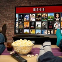 Netflix mendukung para orangtua bekerja sepenuhnya dengan memberikan cuti tanpa batas. Dilansir Huffington Post, sang CEO Reed Hastings mengambil cuti enam minggu untuk liburan dan mengajak para pekerjanya melakukan hal yang sama. Ditambah lagi, para pegawai bisa menonton film dan serial baru Netflix di bioskop kantor berkapasitas 200 orang. Foto: Netflix