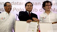 (Kiri ke kanan) Chairman MatahariMall Emirsyah Satar, Chairman Nusantara Polo Club Prabowo Subianto, dan CEO MatahariMall Hadi Wenas melakukan penandatanganan kerja sama di Jakarta, Rabu (27/1/2016).