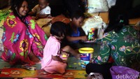 Seorang anak bermain lego.