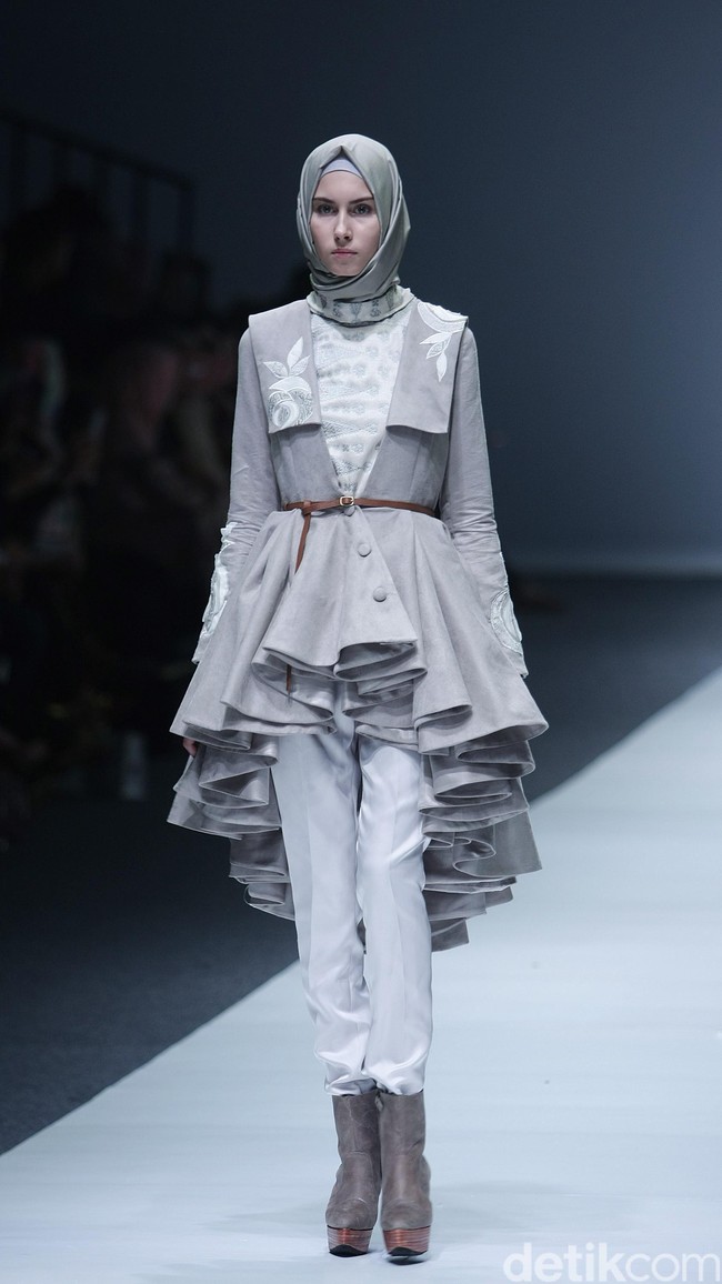 Ayu Dyah Andari The Whita Roses Indonesia Fashion Week 2016 at Jakarta Convention Center. Senayan. Jakarta. [Foto: Mohammad Abduh/Wolipop]