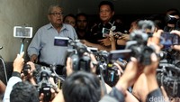 Dia meninggalkan Polda Metro didampingi Dirkrimum Polda Metro Jaya Kombes Krishna Murti.