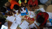 Anak-anak asyik mewarnai.