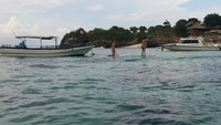 Selain snorkeling dan diving, wisatawan bisa juga bermain stand up paddle. Bule-bule seksi pun banyak yang asyik mendayung di perairan sekitar pulau (Kurnia/detikTravel)
