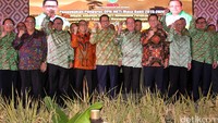 Pengukuhan tersebut dihadiri Menteri Koperasi dan UKM Anak Agung Gede Ngurah Puspayoga, Ketua MPR RI Zulkifli Hasan, dan Ketua DPD RI Irman Gusman.