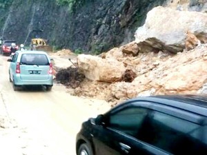 Curah Hujan Tinggi, Tebing di Jalan Lintas Barat Riau-Sumbar Longsor