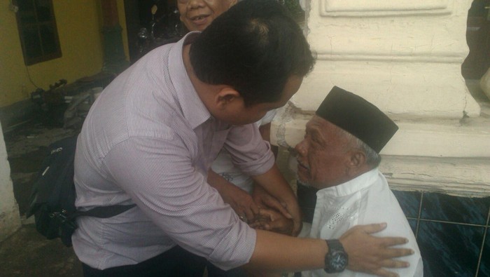 Begini Keharuan Saat Anak Bertemu Kembali dengan Ayahnya yang Linglung