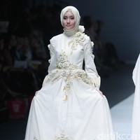 Ayu Dyah Andari The Whita Roses Indonesia Fashion Week 2016 at Jakarta Convention Center. Senayan. Jakarta. [Foto: Mohammad Abduh/Wolipop]