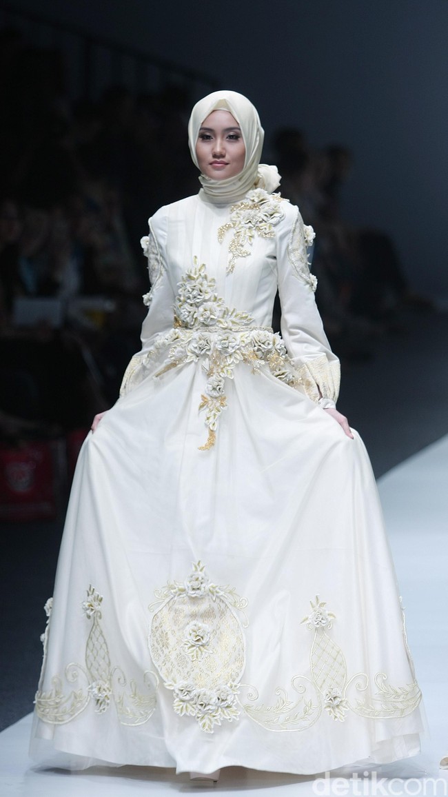 Ayu Dyah Andari The Whita Roses Indonesia Fashion Week 2016 at Jakarta Convention Center. Senayan. Jakarta. [Foto: Mohammad Abduh/Wolipop]
