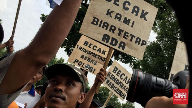 Unjuk rasa sekitar seratusan tukang becak di depan Balai Kota DKI, Kamis (28/1).
