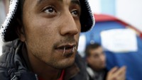 Aksi jahit mulut ini dilakukan oleh warga bernama Yosri Adjili (25). REUTERS/Zohra Bensemra.