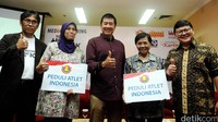 Ketua Umum Yayasan Olahragawan Indonesia (YOI), Rudi Hartono memberikan bantuan secara simbolis kepada dua mantan atlet nasional, Hapsani dan Tati Sumirah di Jakarta, Kamis (28/1/2016).